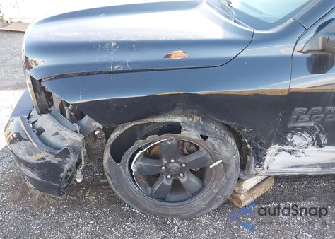 2019 Ram 1500 Classic Express 4X4 6'4 Box z USA, uszkodzony, nr VIN 1C6RR7FG4KS727103